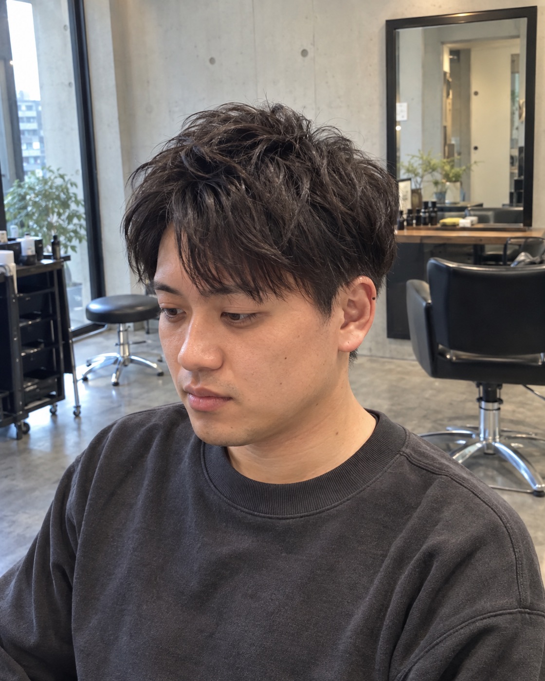 日本人男性の前髪を残した短めのカット。制作見本用に生成した写真