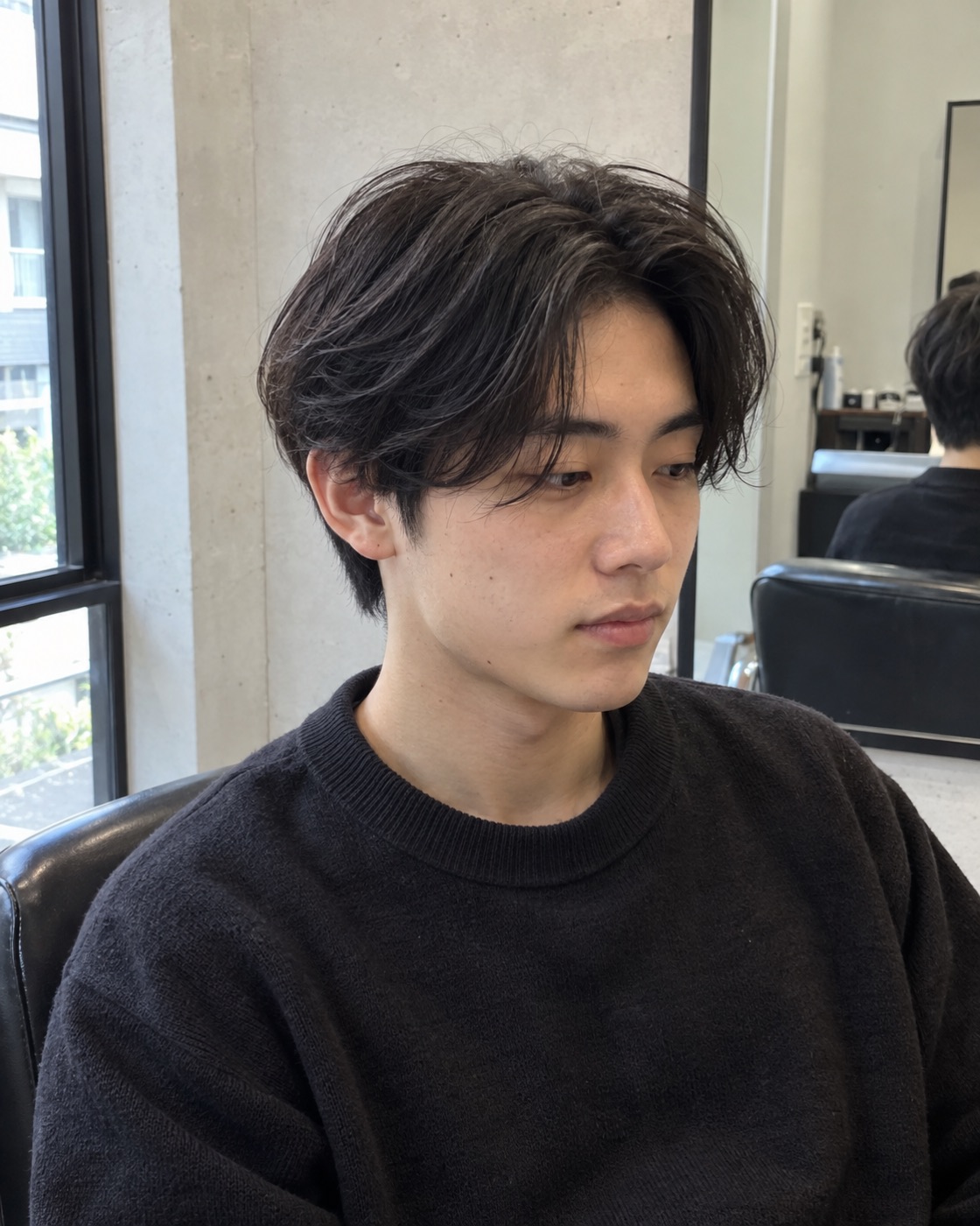 日本人男性の自然なセンターパート。制作見本用に生成した写真